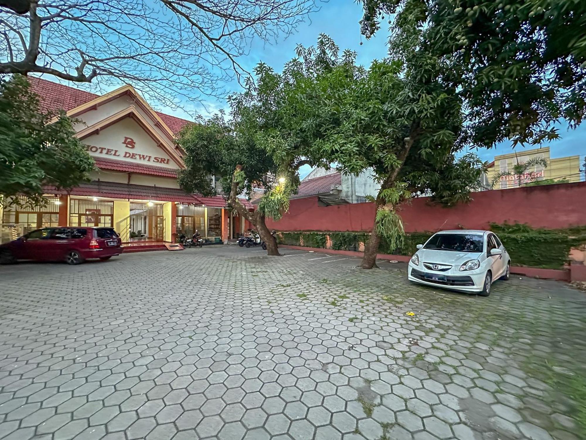 Hotel Dewi Sri Redpartner Yogyakarta Kültér fotó