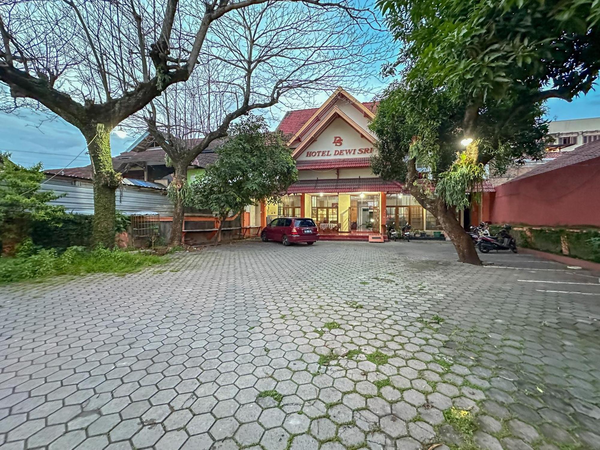 Hotel Dewi Sri Redpartner Yogyakarta Kültér fotó
